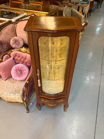Vitrine kast beschikbaar voor biedingen