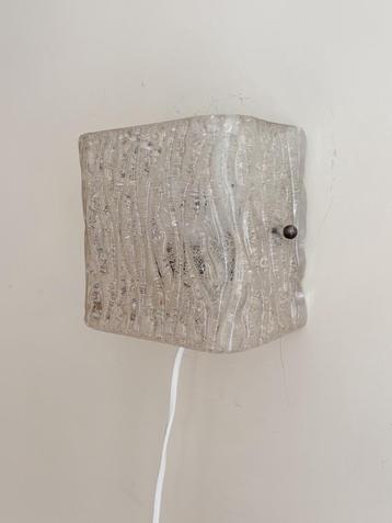 Mooie vintage Hollywood Regency wandlamp, reliefglas ‘60 beschikbaar voor biedingen