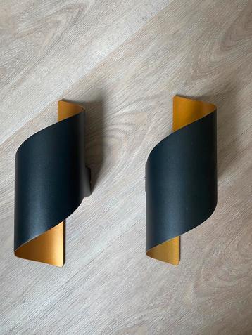 2 moderne wandlampjes zwart/goud beschikbaar voor biedingen