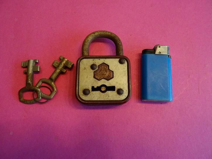 OUD ANTIEK HANGSLOT 2 SLEUTELS SLEUTEL SLOT SLOTEN, Antiek en Kunst, Curiosa en Brocante, Ophalen of Verzenden