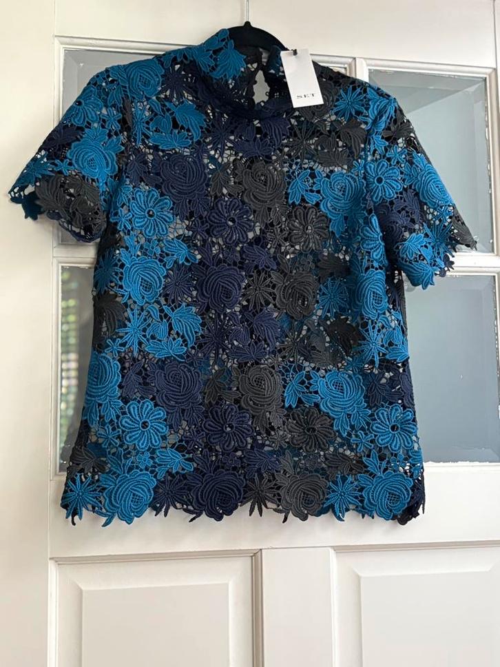 SET  top blauw 36 nieuw met prijskaartje 230 euro, Kleding | Dames, Tops, Nieuw, Maat 36 (S), Blauw, Korte mouw, Ophalen of Verzenden