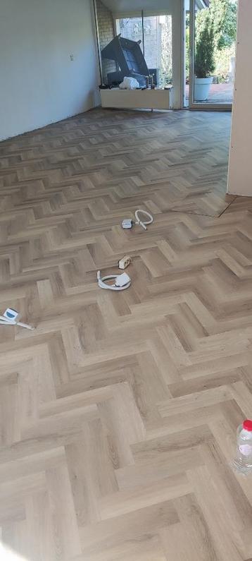 Vloer legger laminaat leggen PVC visgraat plinten egaliseren beschikbaar voor biedingen