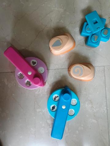 Ponsen uit papier gaten maken in vormen  beschikbaar voor biedingen