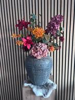 Stenen kruik/vaas met kunstbloemen., Huis en Inrichting, Ophalen, Nieuw