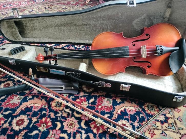 Nette 4/4 viool met strijkstok in orginele koffer., Muziek en Instrumenten, Strijkinstrumenten | Violen en Altviolen, 4/4-viool