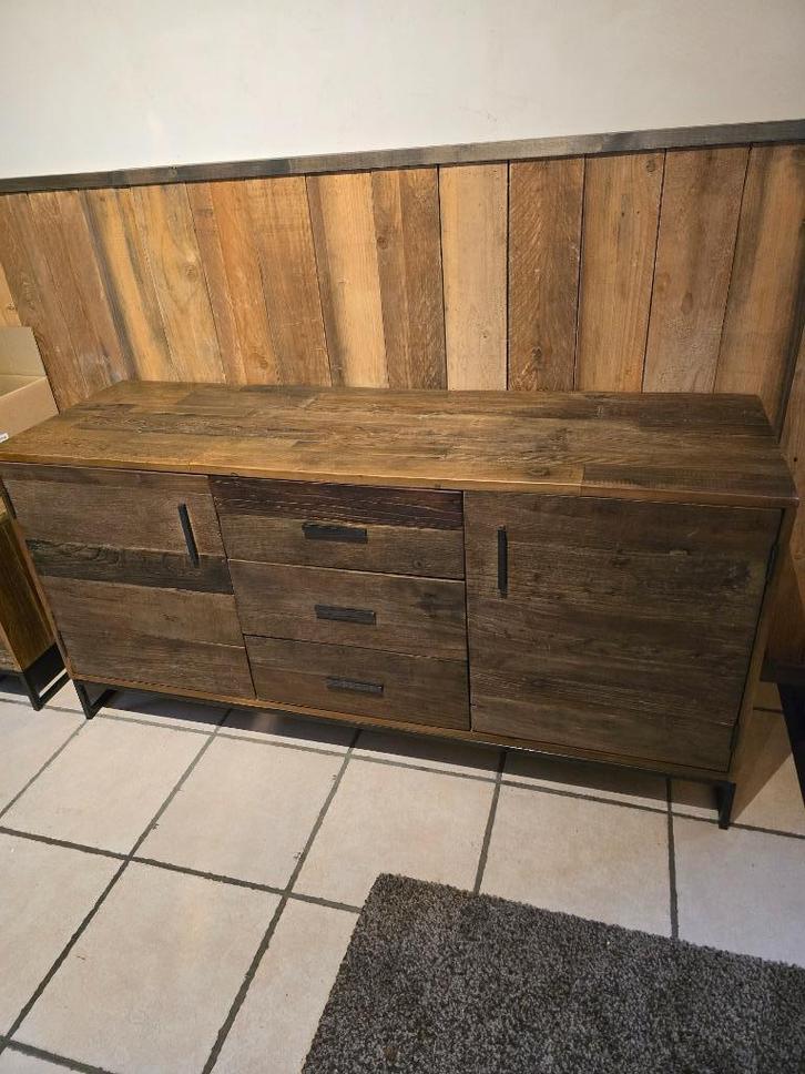 Mangohout dressoir 145cm met metalen onderstel, Huis en Inrichting, Kasten | Dressoirs, Zo goed als nieuw, 100 tot 150 cm, 25 tot 50 cm