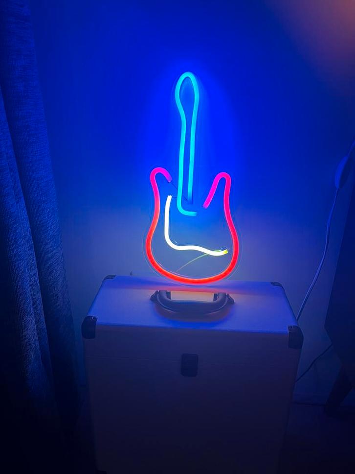 LED gitaar / wandlamp met usb stekker, Hobby en Vrije tijd, Elektronica-componenten, Nieuw, Ophalen