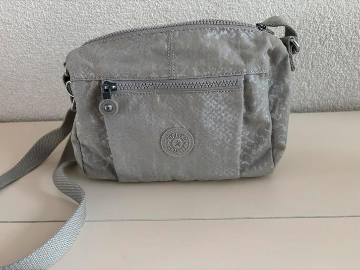 Kipling schoudertas/zilvergrijs met een motiefje, Sieraden, Tassen en Uiterlijk, Tassen | Schoudertassen, Zo goed als nieuw, Kipling