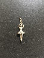Zilveren (denk ik) bedeltje ballerina / ballet ongeveer 2,5c, Met hanger, Ophalen of Verzenden, Zo goed als nieuw, Zilver