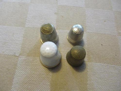 4 vingerhoedjes vinger hoedjes metaal of porselein antiek, Verzamelen, Vingerhoedjes, Nieuw, Ophalen of Verzenden