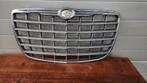 Chrysler 300C Grille - Origineel, Auto-onderdelen, Carrosserie en Plaatwerk, Ophalen of Verzenden, Voor, Chrysler, Bumper