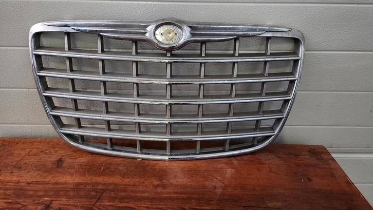 Chrysler 300C Grille - Origineel, Auto-onderdelen, Carrosserie en Plaatwerk, Bumper, Chrysler, Voor, Ophalen of Verzenden