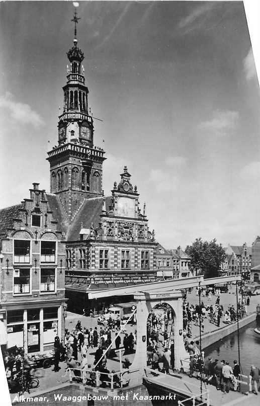377-074-019 Alkmaar  Waaggebouw met Kaasmarkt, Verzamelen, Ansichtkaarten | Nederland, Noord-Holland, Voor 1920, Ophalen of Verzenden