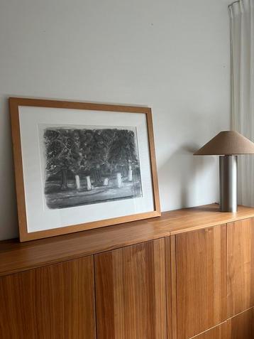 Groot kunstwerk ingelijst beschikbaar voor biedingen