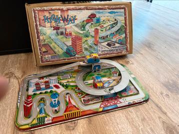 "Highway Set" vintage blikken racebaan beschikbaar voor biedingen