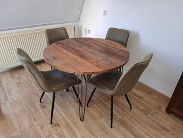 Ronde houten eettafel beschikbaar voor biedingen
