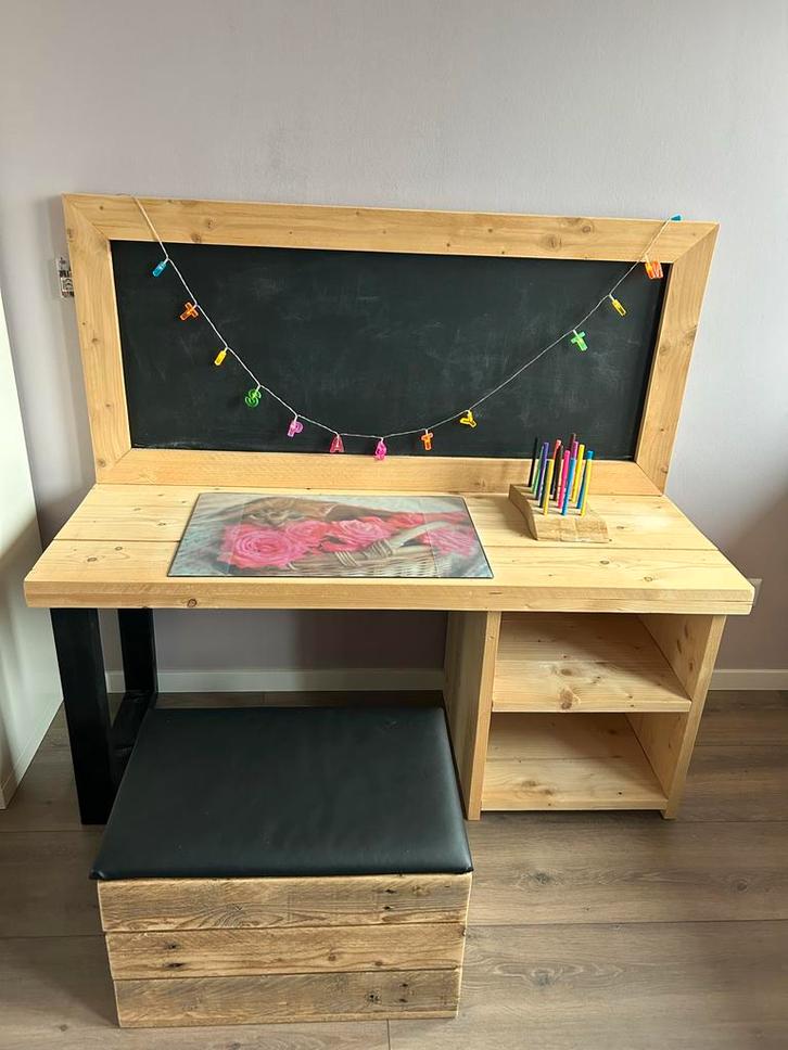 Steigerhouten kinderbureau met accessoires, Kinderen en Baby's, Kinderkamer | Tafels en Stoelen, Gebruikt, Tafel(s), Ophalen