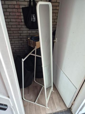 Staande Spiegel met Wit Frame beschikbaar voor biedingen