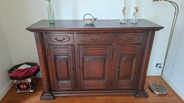 Stevige houten dressoir met 3 deuren en 3 laden  beschikbaar voor biedingen