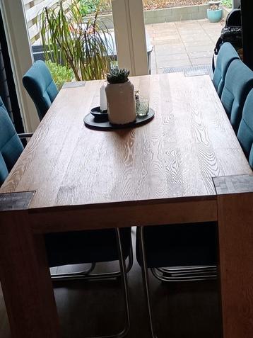 Eettafel  beschikbaar voor biedingen