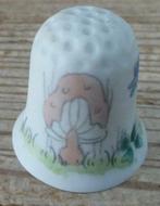 Handbeschilderd vingerhoedje, paddenstoelen, vlinder, herfst, Ophalen of Verzenden, Gebruikt, Overige materialen, Buitenland