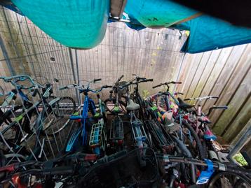 Partij ongerepareerde kinderfietsen, dames en heren fietsen beschikbaar voor biedingen