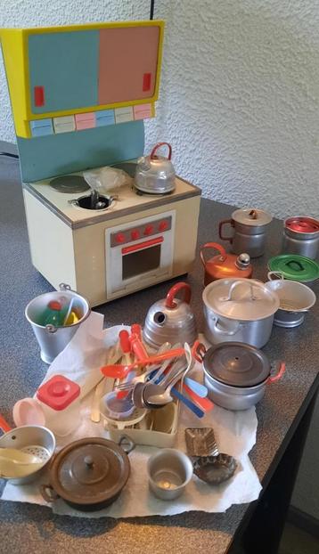 antiek speelgoedkeukentje met accessoires beschikbaar voor biedingen