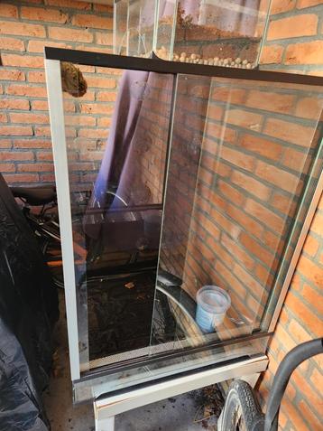 Terrarium 60x50x80 met scheur in bodem beschikbaar voor biedingen