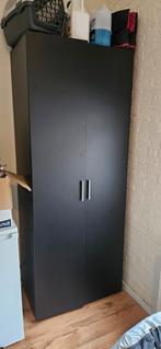 Hoge zwarte kast, Huis en Inrichting, Kasten | Kledingkasten, Ophalen, Zo goed als nieuw, 25 tot 50 cm