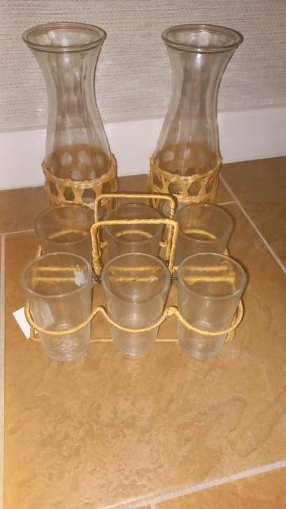 2 glazen water of sap flessen met een bamboe tray met glazen, Verzamelen, Glas en Borrelglaasjes, Zo goed als nieuw, Overige typen