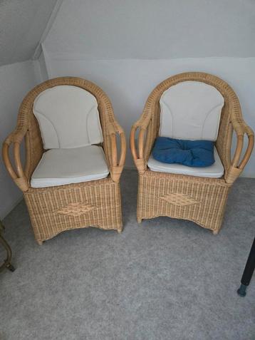 2 rieten stoelen beschikbaar voor biedingen