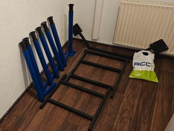 Verstelbare poten met onderstel voor hoekbureau  beschikbaar voor biedingen