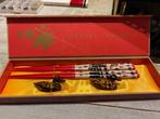 Chinees houten kistje met vier eetstokjes (nieuw), Antiek en Kunst, Curiosa en Brocante, Ophalen of Verzenden