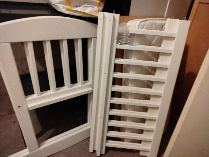 Mooi wit wiegje 80x40 met matrasje, Kinderen en Baby's, Babywiegjes en Ledikanten, Zo goed als nieuw, Wieg, Ophalen