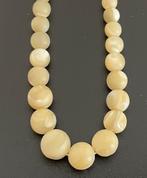 halssierraad ketting met 'parels' van albast, Sieraden, Tassen en Uiterlijk, Kettingen, Gebruikt, Wit, Ophalen of Verzenden, Steen of Mineraal