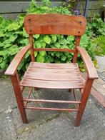 Oude kinderstoel van hout met merkje, Ophalen