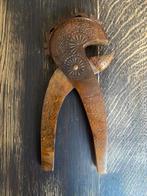 Houten Notenkraker met Snijwerk, Ophalen