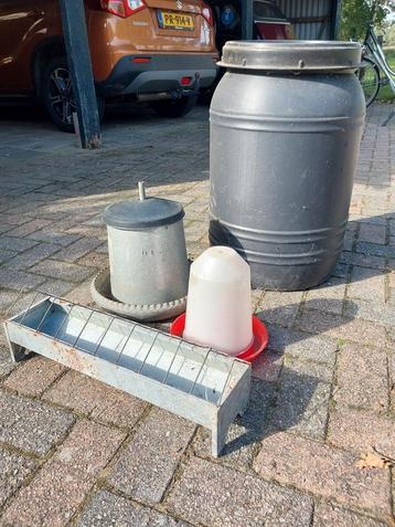 Te koop voer en waterbak voor kippen  beschikbaar voor biedingen
