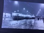BLAUWE TRAM EXIT FOTO LEIDEN 1961, Verzenden, Gebruikt, Tram, Kaart of Prent