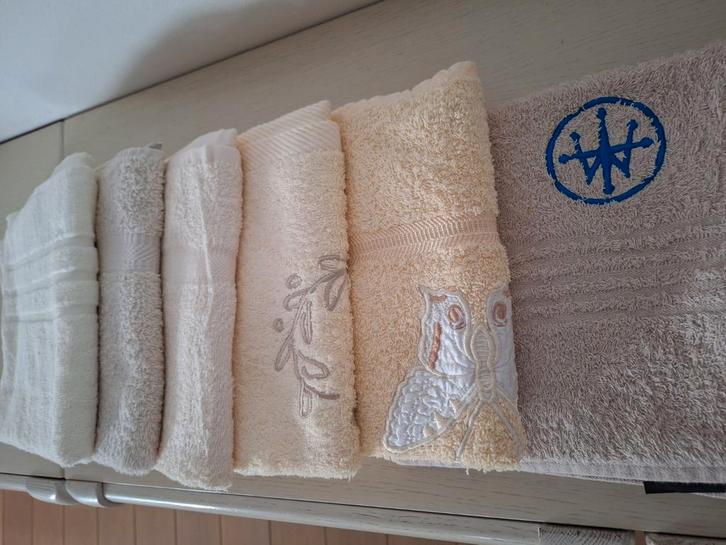 Handdoeken, Huis en Inrichting, Badkamer | Badtextiel en Accessoires, Zo goed als nieuw, Handdoek, Ophalen of Verzenden
