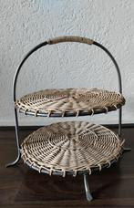 Crate & Barrel stevige etagère metaal met riet, Ophalen of Verzenden, Zo goed als nieuw