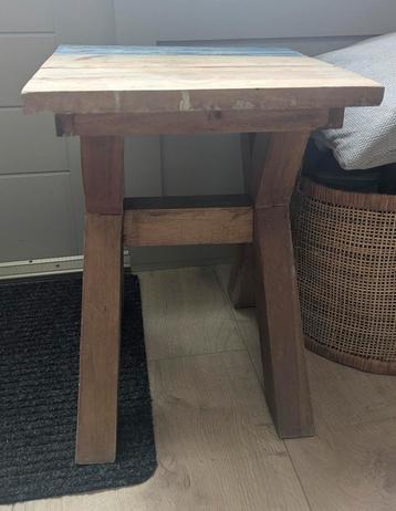 Houten bijzettafeltje beschikbaar voor biedingen