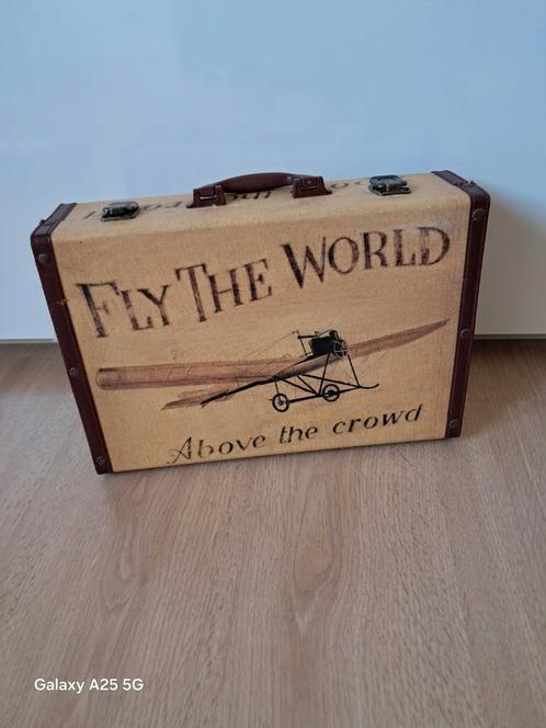 Decoratieve Koffer - Fly The World, Huis en Inrichting, Woonaccessoires | Kisten, Gebruikt, Minder dan 50 cm, Minder dan 50 cm
