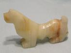 Vintage handgemaakt beeldje hond teckel? natuursteen onyx?, Antiek en Kunst, Ophalen of Verzenden