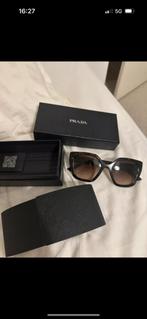 Prada zonnebril PR24XS Butterfly, Sieraden, Tassen en Uiterlijk, Zonnebrillen en Brillen | Dames, Zonnebril, Prada, Zwart, Ophalen of Verzenden