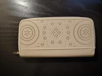 Nieuwe crème witte portemonnee beschikbaar voor biedingen