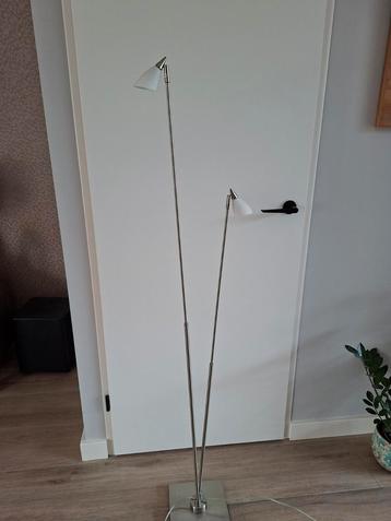 Dimbare Vloerlamp met 2 Lampen beschikbaar voor biedingen
