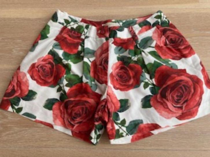 Korte broek met rozen van Monnalisa mt. 152, Kinderen en Baby's, Kinderkleding | Maat 152, Zo goed als nieuw, Meisje, Broek, Ophalen of Verzenden