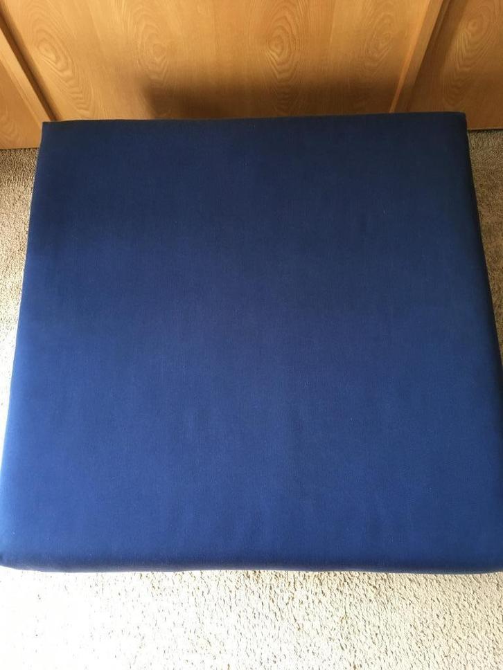 Prachtige Hocker met 4 geremde wielen met blauwe hoes., Huis en Inrichting, Banken | Voetenbanken en Poefen, Gebruikt, 75 tot 100 cm