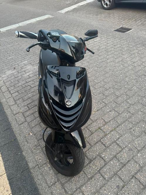 Piaggo zip 4t 2v, Fietsen en Brommers, Scooters | Piaggio, Zo goed als nieuw, Zip, Maximaal 45 km/u, Benzine, Ophalen
